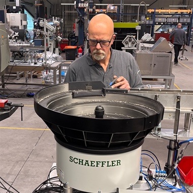 VANUIT HET NIETS NAAR COMPLEXE AUTOMATISCHE ASSEMBLAGEMACHINES