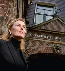 WIE ZOEKT…